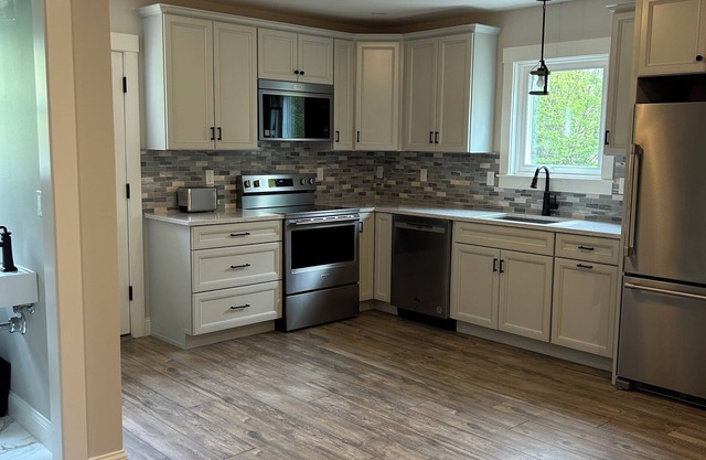 Spacious 2-bedroom townhouse minutes to beaches/old port/airport