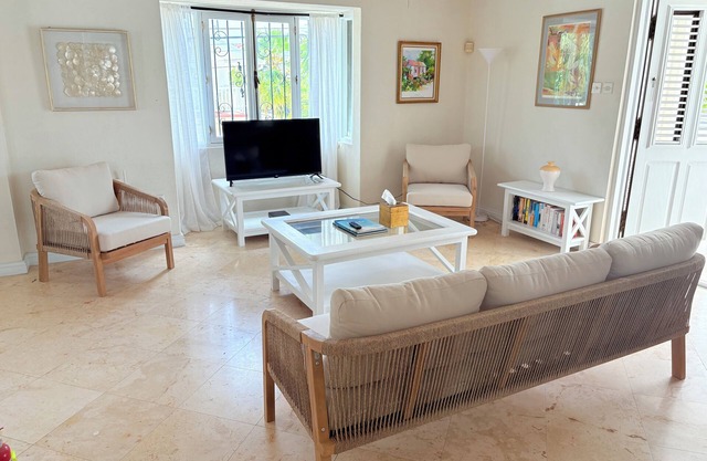 Spacious 2 Bedroom Villa with pool, on the West Coast, St James