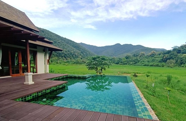 Spacious 2-bedroom villa with AC and WiFi in welcoming Pha Bong, Mae Hong Son