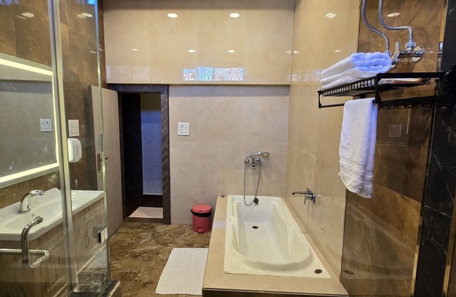 Spacious 2-bedroom with kitchen apartment with WiFi, AC in tranquil Vrindavan
