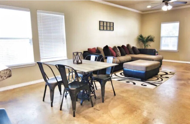 Spacious - 2 BR & 2 BA - Mins from TAMU