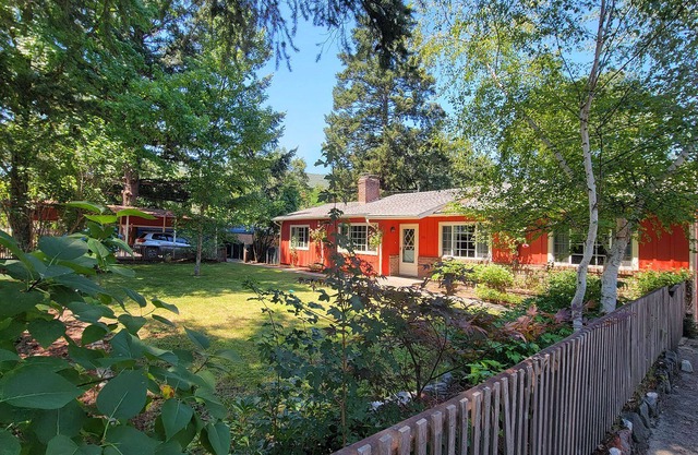 Spacious 2 home property on the rogue river! Sleeps 14 w/ Swim Spa