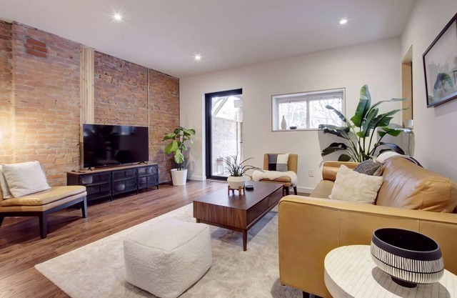 Spacious 2 level apartment by Woodbine Beach