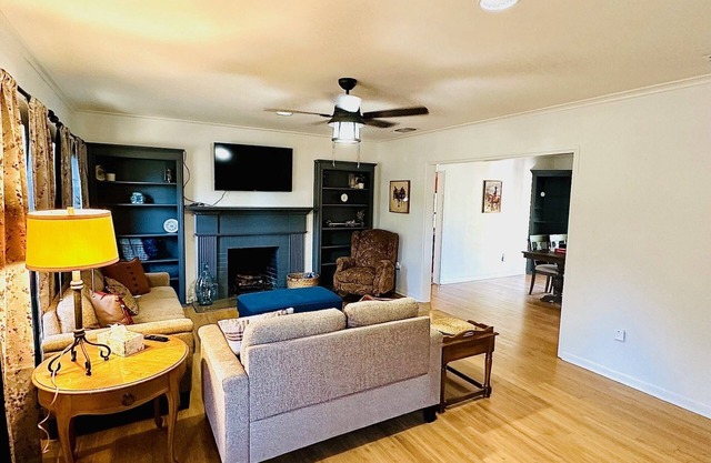 Spacious 2 Master Suites On Live Oak Street