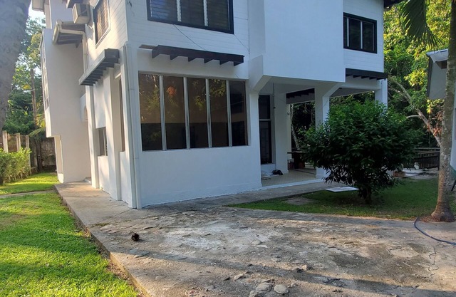 Espaciosa casa de 2 pisos con grandes areas verdes, piscina y cerca de la playa