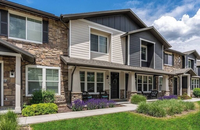 Spacious 2-Story, Pet&Fam Friendly, WFH, Gym&Pool