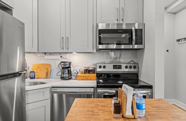 Spacious 2Bd/2Bth Modern Duplex Sleeps 6