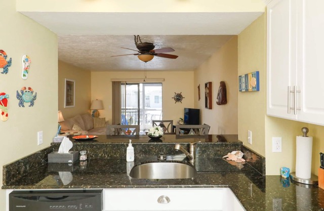 🥇 Spacious 2bd waterfront condo (CH818)