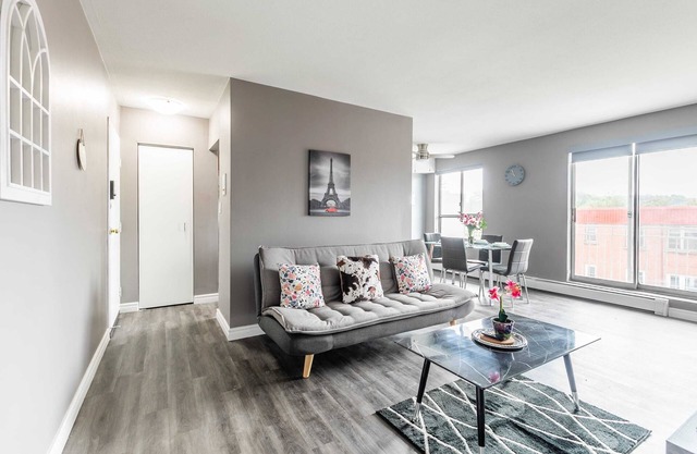 Spacious 2BR Apartment - Near DT Hamilton!