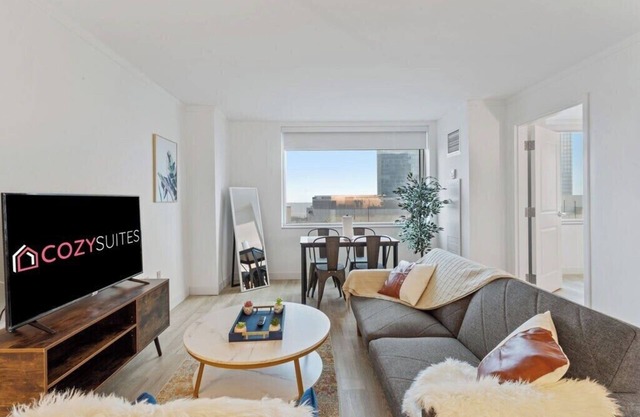 Spacious 2BR CozySuites Condo at Showboat #9
