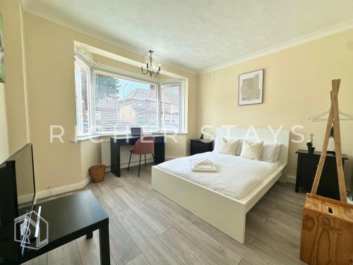 Spacious 2BR Flat in Harold Wood
