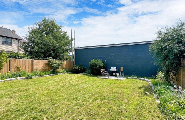 Spacious 2BR House with Netflix, BBQ, and Patio Near City Centre