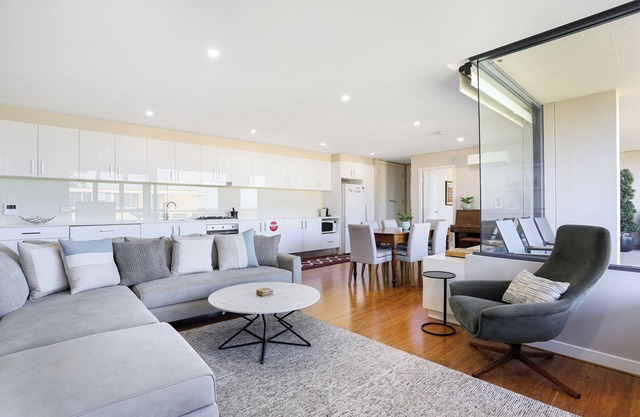 Spacious 2BR luxe Waverton Village apartment w/ harbour glimpses
