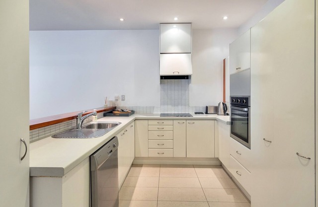 Spacious 2BR Near Westfield Newmarket