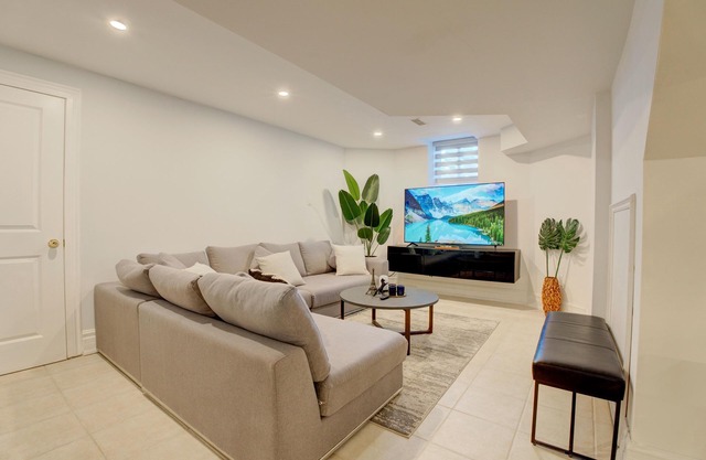 Spacious 2BR Suite Fully Equipped W/ Free Parking!