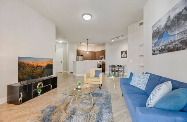 Spacious 2BRI Pool I Gym I Free Parking IWorkspace