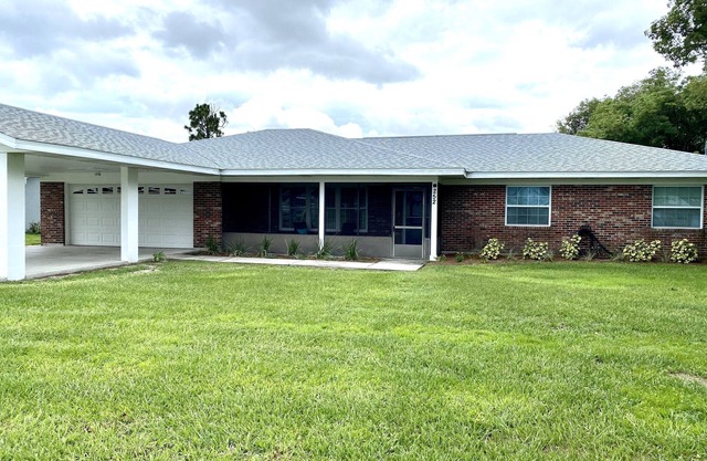 Spacious 3/2 on large canal to beautiful Crooked Lake, great for seasonal rental