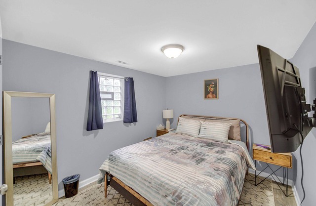 Spacious 3 BDR/1 Bath - 1 mi from UChicago - Perfect for Traveling Professionals