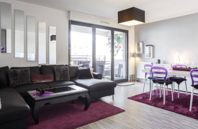 Spacious 3 bdrooms Apt-Metro 5mn-Free Pkg