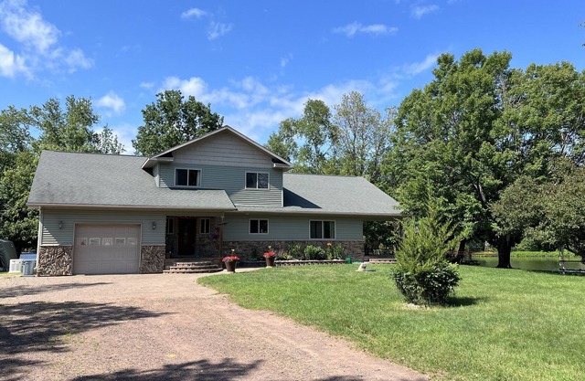 Spacious 3 bed/3 bath Lake Home sleeps 12