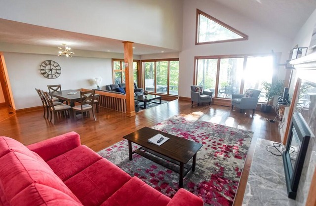 Spacious 3 bed 4 bath private cottage with amazing lake view sleeps 6
