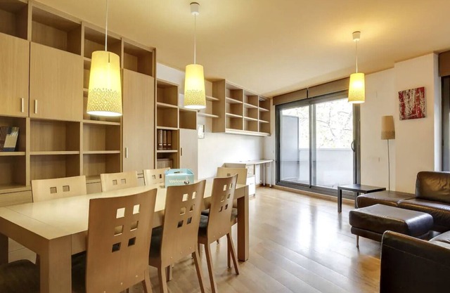 Spacious 3-bed apartment with balcony and pool access