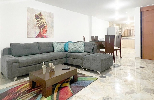Spacious 3 Bed Apartment Steps from Granada!