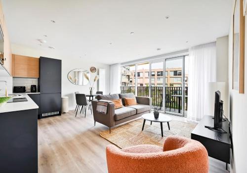Spacious 3 Bed Apt with Balcony at Neptune Wharf