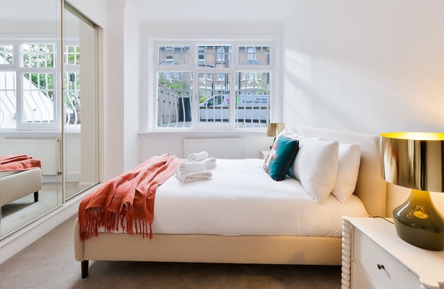 Apartamento-Moderno-Baño con bañera-Vista al Jardín-Garden flat