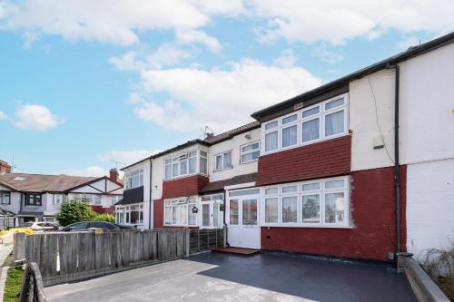 Spacious 3-Bed Home with Garden