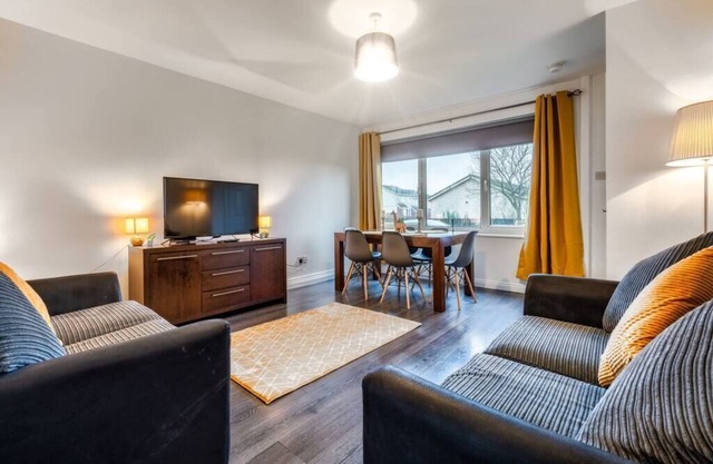 Spacious 3 bed house with on street parking