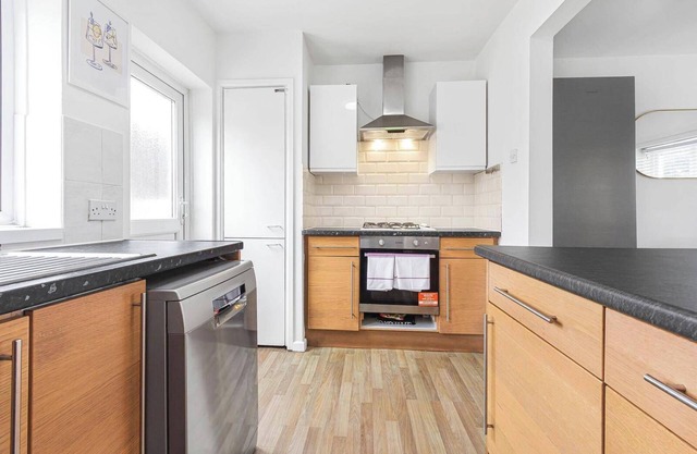 Spacious 3-bed House With car Park Near Heathrow