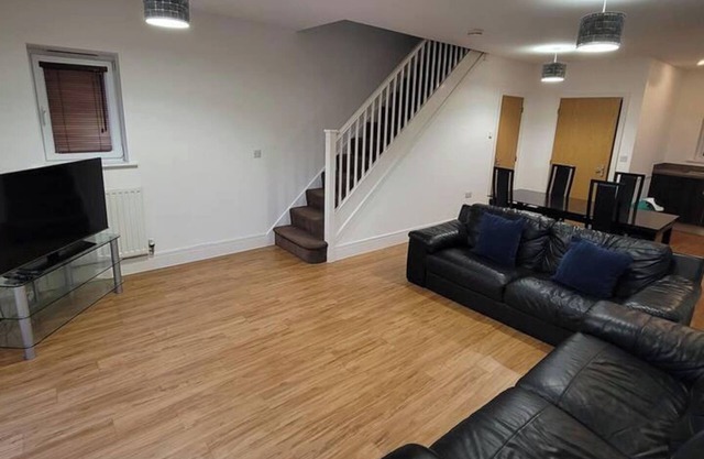 Spacious 3 bed house with ensuite and free parking