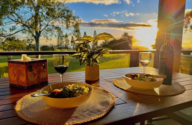 Spacious 3 bedroom ocean view, large balcony, King beds, Pool & Spa