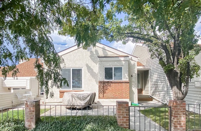 Spacious 3 bedroom / 2 bath Townhome - Centrally Located Near CMU!