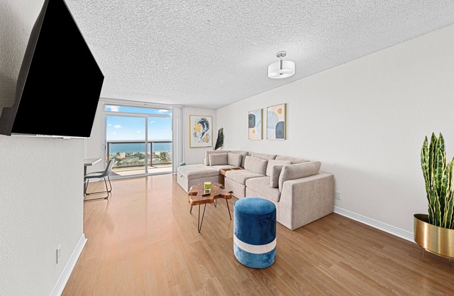 Spacious 3-bedroom apartment with AC, fitness room in wonderful Marina del Rey