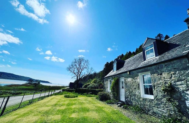 Spacious 3 Bedrooms, Sleeps 6 Spectacular Loch Views & Enclosed Garden