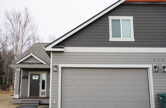 Spacious 3-bedroom 1 loft duplex minutes from the heart of Wasilla