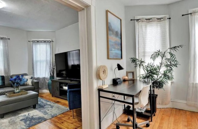 Spacious 3-bedroom apartment/close to Downtown Worcester/universities/AC