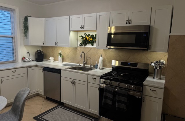 Spacious 3-bedroom apartment with WiFi, AC, in charming ideally located Bayonne.