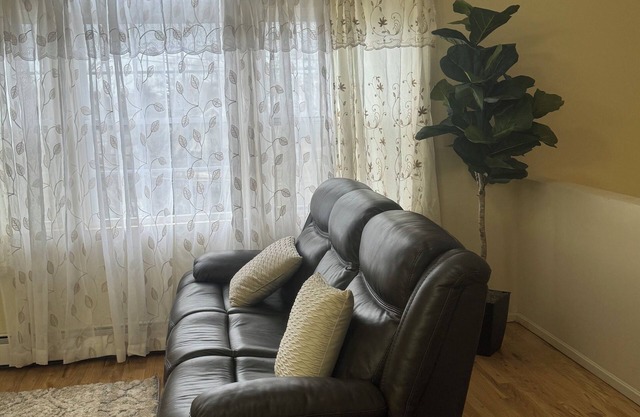 Spacious 3-bedroom apartment 5 minutes walk to Air train to JFK airport