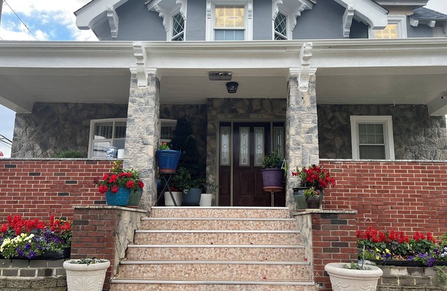 Spacious 3-bedroom apartment with AC, WiFi in charming Queens