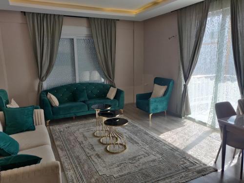 Spacious 3 bedroom apartment - Quick drive to Beach, Airport & Center