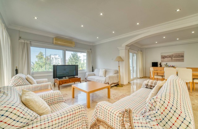 Amplio Apartamento de 3 Dormitorios, Centro de Kyrenia, Capacidad Para 7 Personas y 5 Estrellas