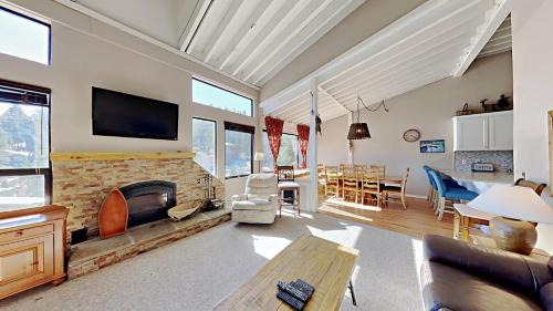 Spacious 3 Bedroom Condo with Loft!