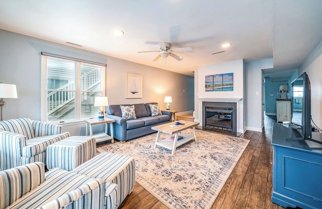 Spacious 3-Bedroom Condo/ 1 Block to Beach with Private Balcony & Porch