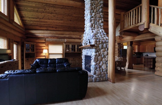 Spacious 3 Bedroom, 3 Bathroom Cabin near Wells Gray Waterfall in Beautiful BC!