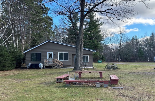 Spacious 3-Bedroom Cabin on Beautiful Blueberry Lake