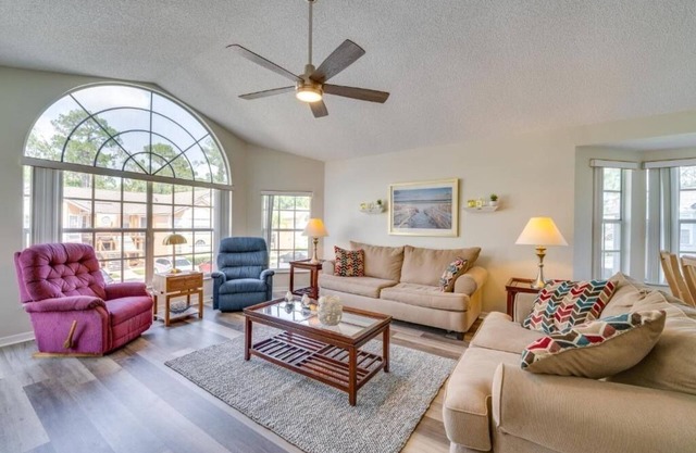 Spacious 3-bedroom condo with pool and fitness room near to Disney for 8 People