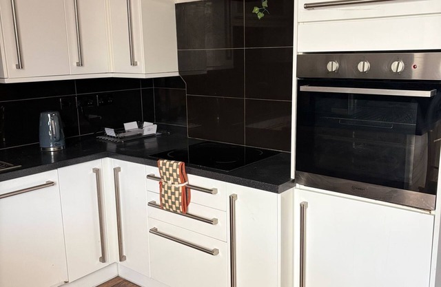 Spacious 3 bedroom house/Free parking/ 10 mins from train station